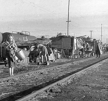 Ekspatrianci na stacji w Ligocie, dziś dzielnicy Katowic, 1945 r. (uczycsiezhistorii.pl)