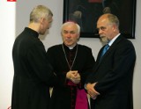 Arcybiskup Lenga odznaczony Krzyżem Komandorskim