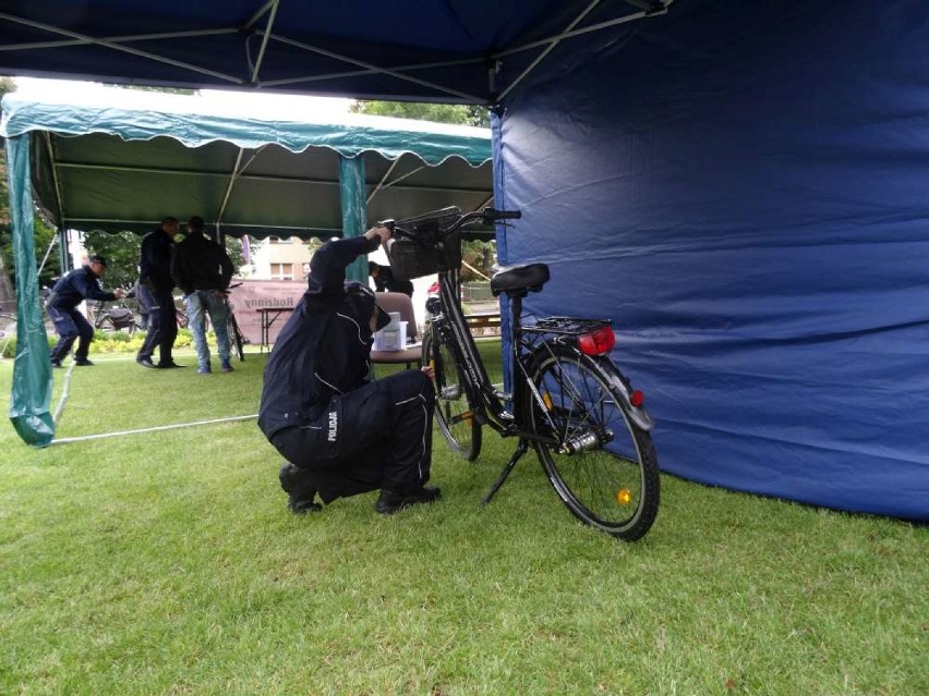 Znakowanie rowerów przed starostwem w Pile - kolejne zdjęcia