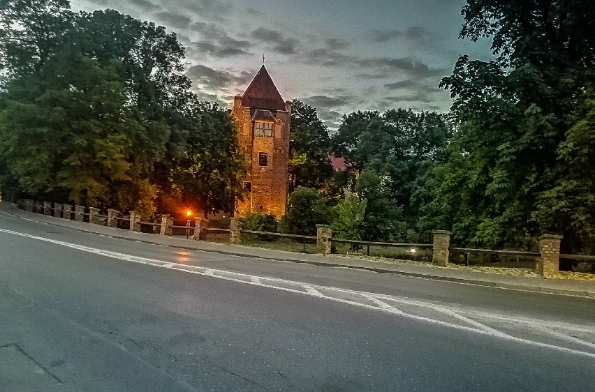 Szamotuły. Park Zamkowy i Baszta "Halszki" w nocnej odsłonie [ZDJĘCIA]