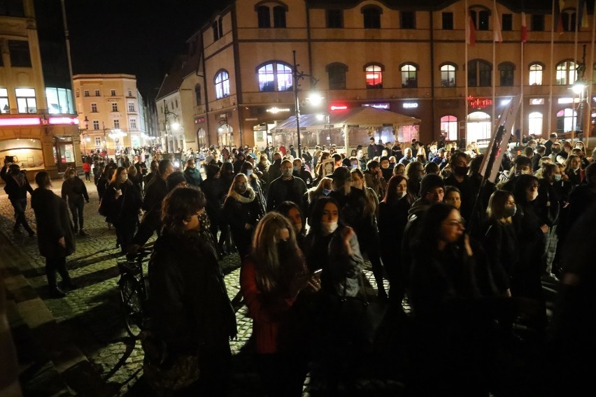 Tłumy maszerowały przez Legnicę. Ludzie są wściekli po wyroku TK