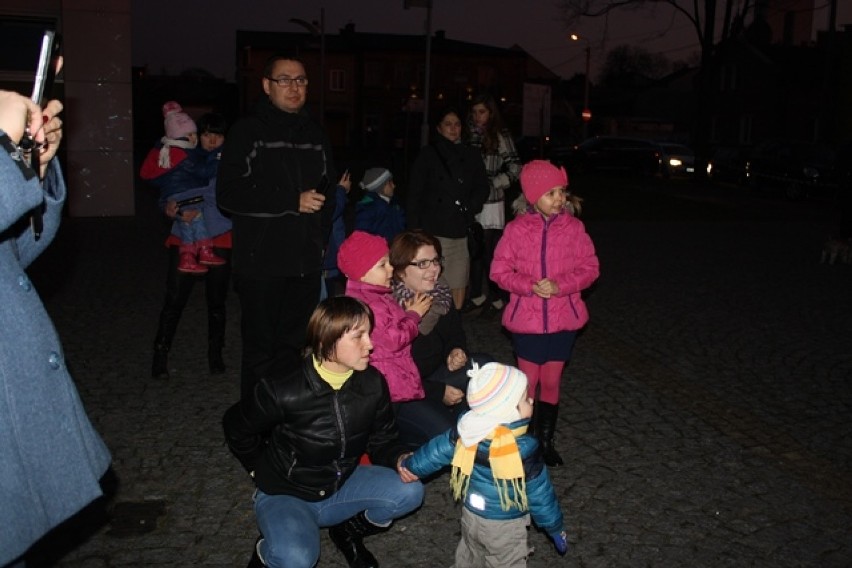 Żarki: przed domem kultury stanęła 10-metrowa choinka. Burmistrz wcielił się w rolę Mikołaja [FOTO]