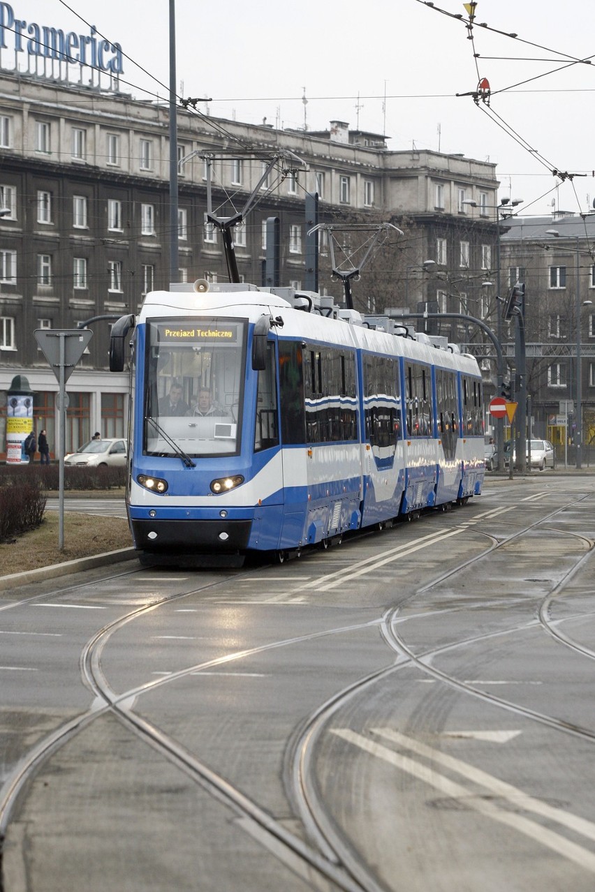 Najdłuższy tramwaj  jest już w Krakowie [ZDJĘCIA]