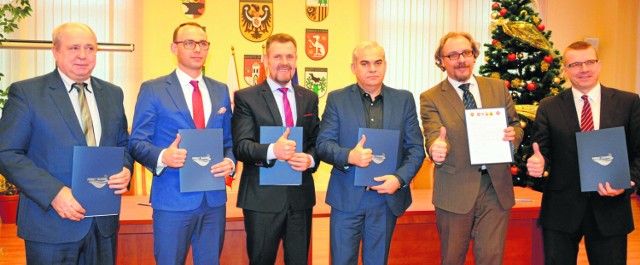 Porozumienie o zakupie karetki podpisali: Ryszard Klisowski, Paweł Lichtański, Henryk Janowicz, Marek Femlak, Wojciech Olszewski i Krzysztof Jarosz