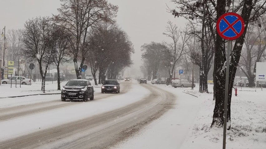 Atak zimy w Piotrkowie: ślisko na drogach i chodnikach, 30...