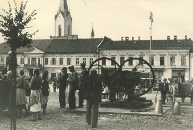 Rynek w Oświęcimiu w pierwszych dniach okupacji. Wśród mieszkańców panował strach i niepewność