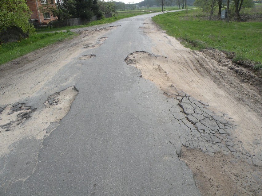 Jazda drogą powiatową w Dzięciołach to koszmar dla kierowców. ZDJĘCIA