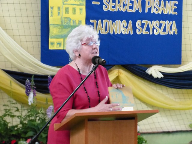 W hali Liceum Wyszyńskiego w Staszowie odbyło się spotkanie promujące książkę Jadwigi Szyszki