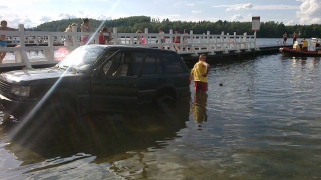 Ratownicy WOPR samochodem terenowym wjeżdżali do jeziora Jeleń