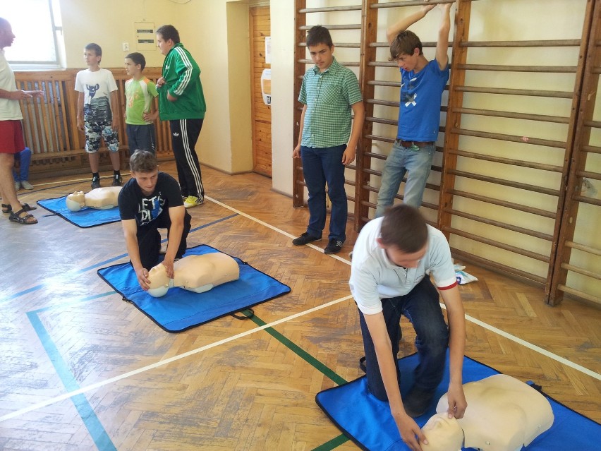 Szkolenie z zakresu pierwszej pomocy w Zespole Szkół w Stegnie [ZDJĘCIA]