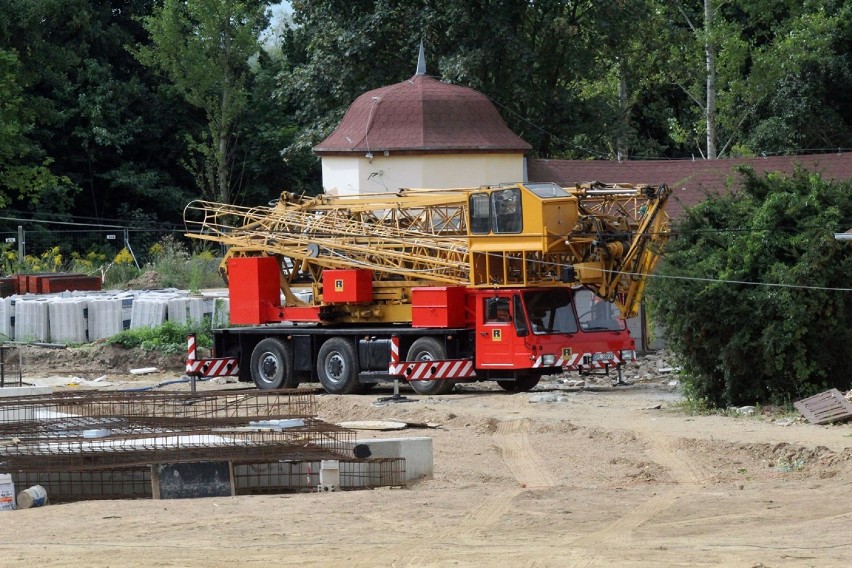 Letnie baseny powstają przy ulicy Stromej w Legnicy.