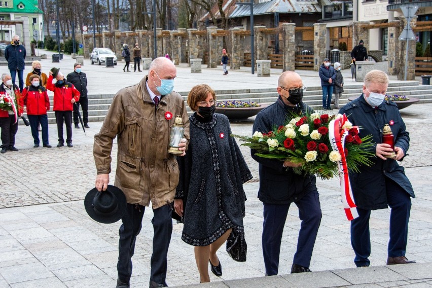 Zakopane. Obchody Święta Konstytucji 3 Maja. Kwiaty pod Pomnikiem Grunwaldzkim