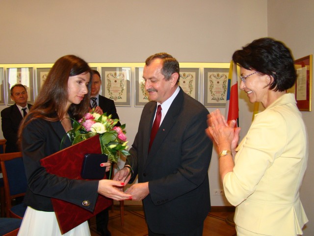 Marta Kaczyńska  odebrała zaszczytny tytuł z rąk Zdzisława Szczura i burmistrz Ewy Filipiak