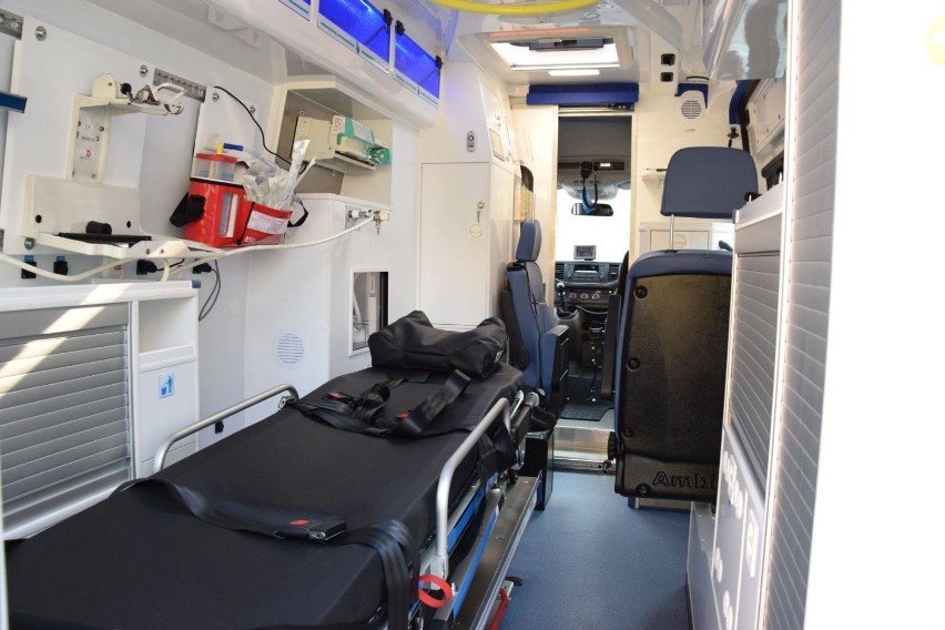 Szpital w Kłodzku otrzymał nowy ambulans (ZDJĘCIA)