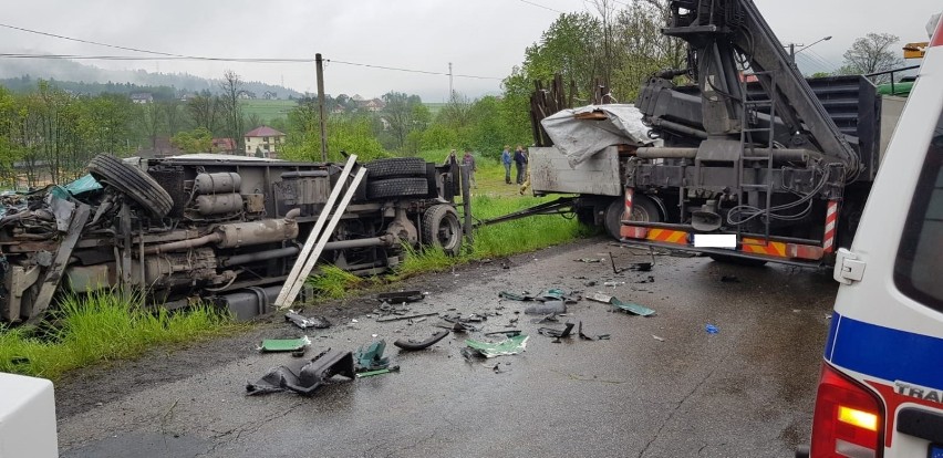 Powiat suski: Zderzenie dwóch ciężarówek. Kierowcy w ciężkim stanie trafili do szpitala [ZDJĘCIA]