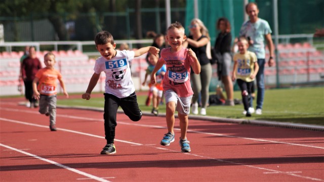 Biegi dzieci Orange Run 2020 odbyły się na Stadionie Miejskim w Inowrocławiu