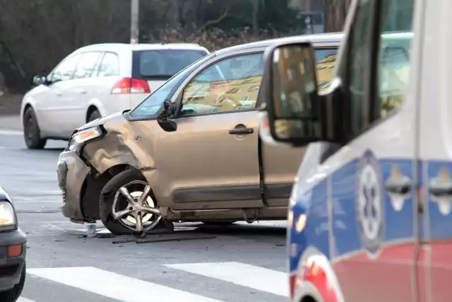 Wypadek na skrzyżowaniu Wyszyńskiego i Nowowiejskiej we Wrocławiu