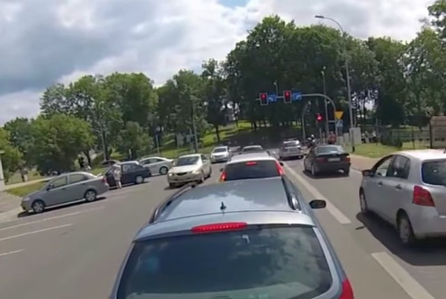 Policyjny radiowóz przejechał skrzyżowanie na czerwonym świetle