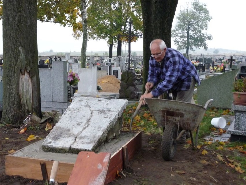 Cmentarz w Żarkach. Historyczne groby zabezpieczone przez...