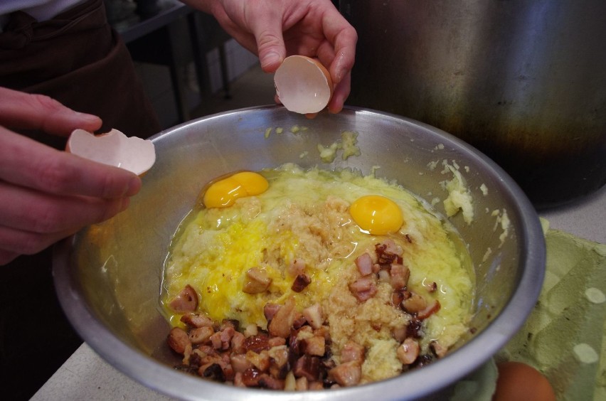 Do masy ziemniaczanej dodajemy podsmażoną cebulę, jajka,...