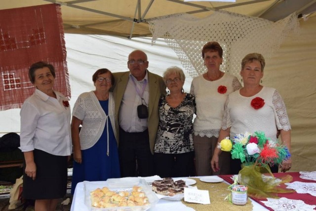 Klub Seniora Jutrzenka, działający przy Klubie Oaza na osiedlu Widok, został zaproszony na obchody 100-lecia województwa łódzkiego do Sieradza, które odbyły się w sobotę, 7 września. Panie przygotowały wystawę wykonanych przez siebie prac rękodzielniczych oraz wyrobów cukierniczych własnej produkcji.