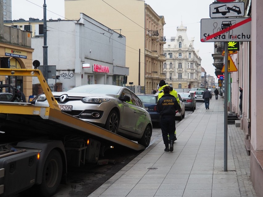 Łódź: Straż miejska odholowywała źle zaparkowane samochody