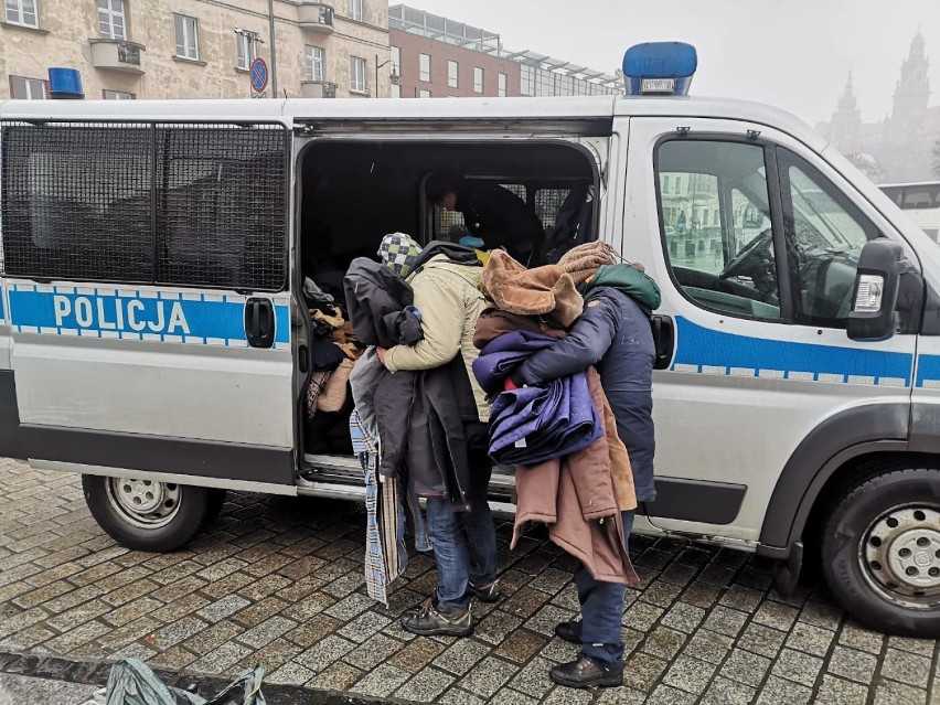 Krakowscy policjanci pomagali bezdomnym [ZDJĘCIA]