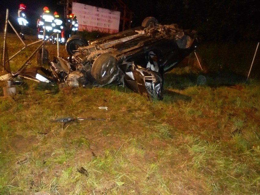 Po pijaku uciekał przed policją: samochód dachował w Łapczycy, trzy osoby trafiły szpitala [ZDJĘCIA]