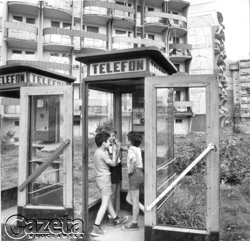 Wrocław 21.08.1980
Budki telefoniczne na nowym osiedlu to...
