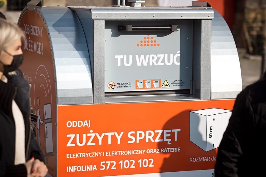 Wałbrzych: Czerwone pojemniki na elektryczne śmieci już w mieście