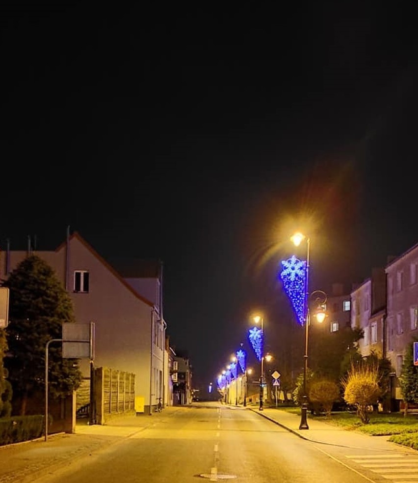 Nowy Staw. Świąteczne oświetlenie już ozdobiło ulice miasteczka. To znak, że za trzy tygodnie Boże Narodzenie 