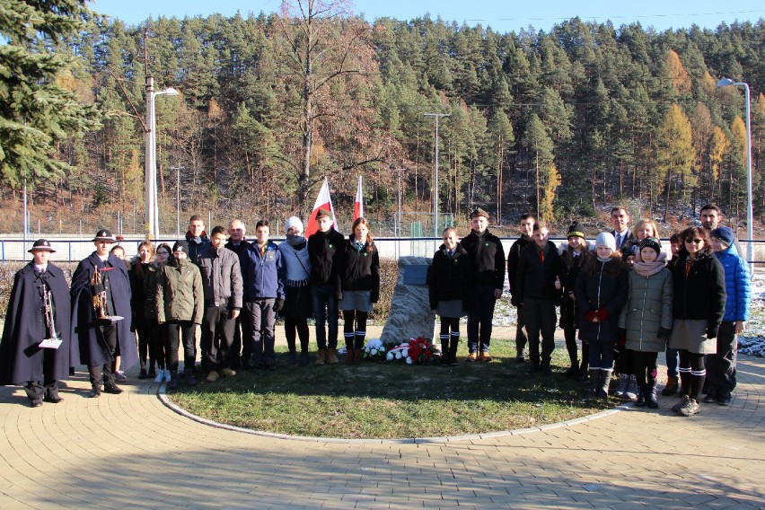 Piwniczna-Zdrój. Zasadzili dąb na pamiątkę 100-lecia odzyskania niepodległości [ZDJĘCIA]