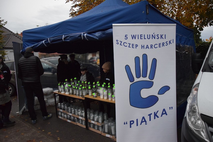 Wieluńscy harcerze sprzedają znicze przed cmentarzem. Stoisko będzie dostępne także 1 listopada