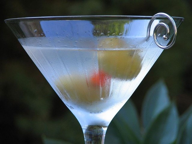 Źródło: http://commons.wikimedia.org/wiki/File:Classic_martini_by_Ken30684.jpg