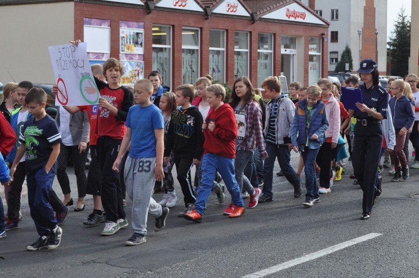 Śrem: dzieci przeciwko przemocy - marsz ulicami 23 wrzesień...