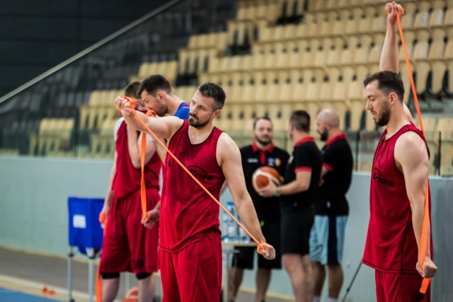 Koszykarze Enea Astoria Bydgoszcz przygotowują się do debiutanckiego sezonu w Energa Basket Lidze. Trener Artur Gronek ma do dyspozycji wszystkich czternastu zawodników. Bydgoszczanie będą wypracowywali formę przez siedem tygodni. W tym czasie rozegrają także osiem sparingów.