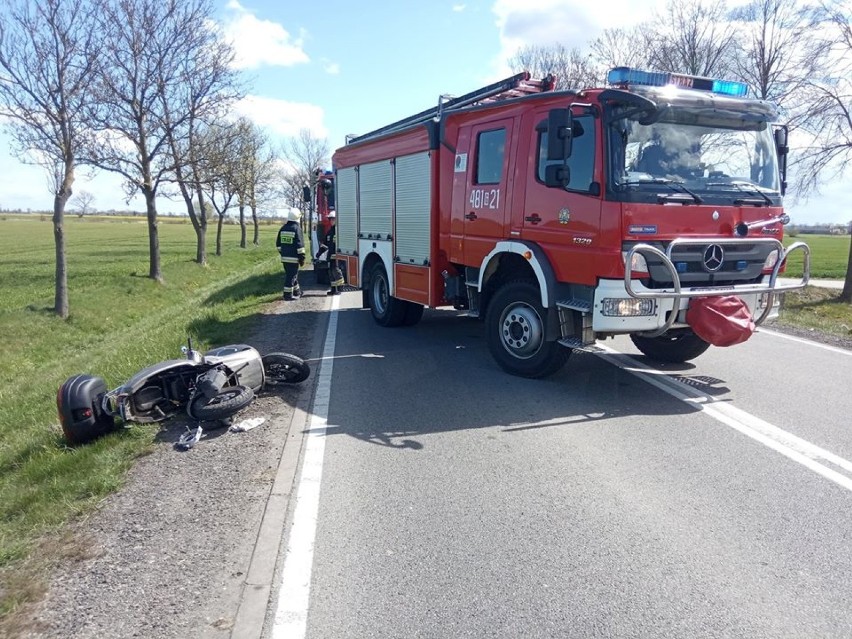 Gmina Miłoradz. Wypadek na DK 22. Po zderzeniu samochodu osobowego ze skuterem 2 osoby trafiły do szpitala