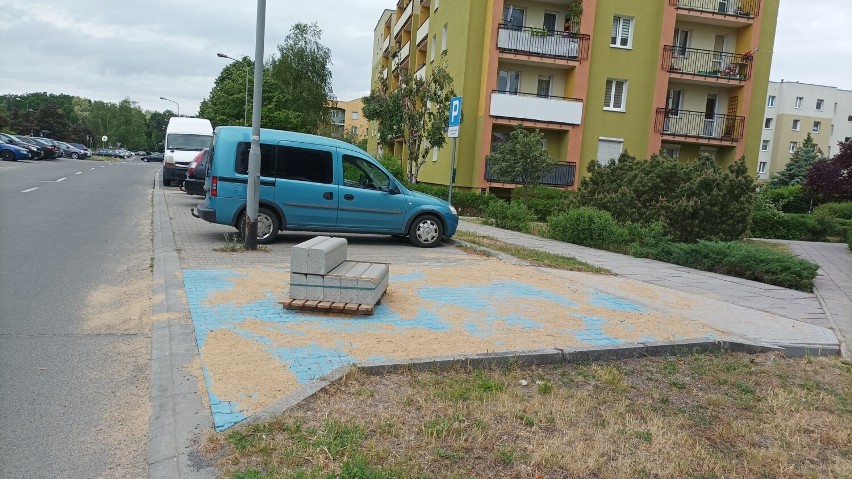 Aby nie wjeżdżać na miejsce, ustawione zostały krawężniki