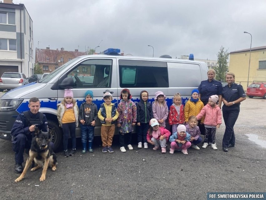 Przedszkolaki z Bajkowej krainy odwiedziły koneckich policjantów. Zobaczyły tresurę policyjnego psa