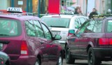 Taksówkarze walczą o klientów. Nieoznakowane pojazdy przejmują klientów