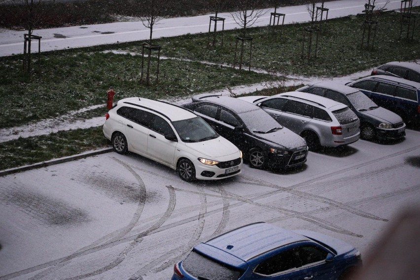 Śnieg we Wrocławiu, bardzo ślisko na ulicach! [ZDJĘCIA]