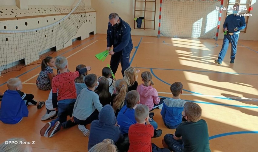 Bezpieczeństwo. Policjanci rozdawali odblaski ZDJĘCIA