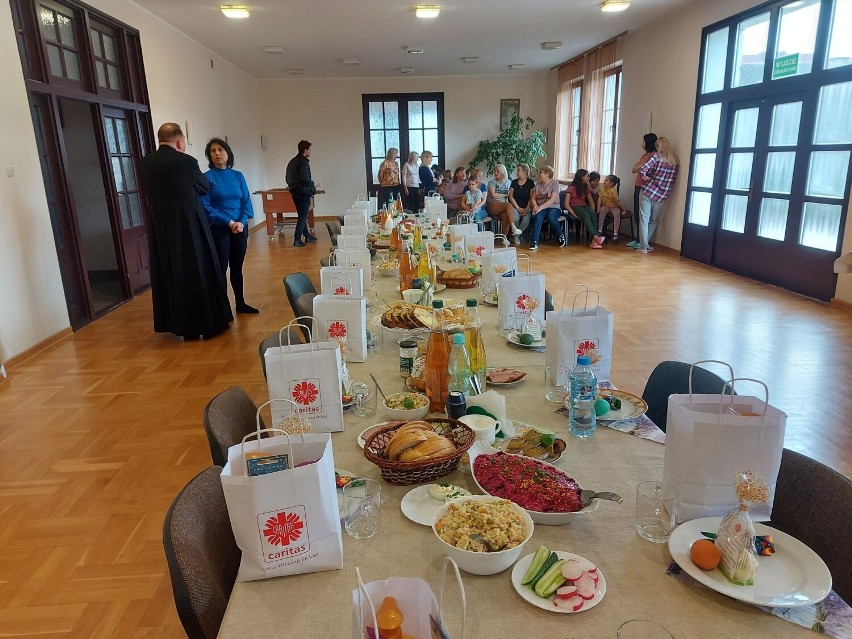 Augustów. Caritas zorganizował śniadanie wielkanocne dla uchodźców z Ukrainy