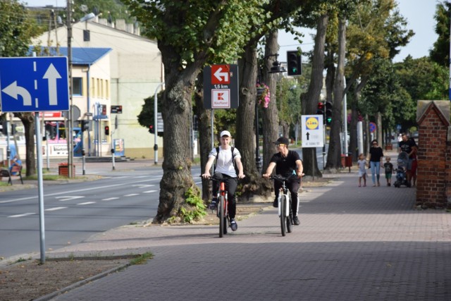 Jazda po chodniku, środkiem ścieżki, nagłe zjeżdżanie na jezdnię? Oto 10 najgorszych rzeczy w zachowaniu rowerzystów w Zduńskiej Woli