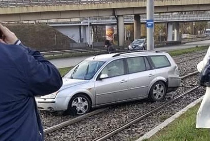 Kolizja na Gdańskiej w Szczecinie. Osobówka wjechała na torowisko