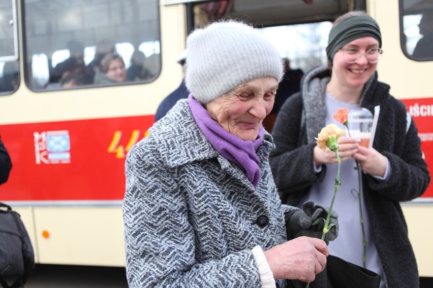 Dzień Kobiet w Rzeszowie. Autobus pełen niespodzianek [ZDJĘCIA, WIDEO]