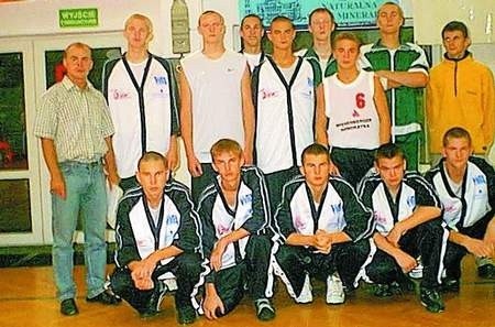Pierwszy zespół juniorów Aluminium z nowym trenerem Tomaszem Grabianowskim (pierwszy z lewej) &amp;#8211; poprzednio Polonia Leszno.