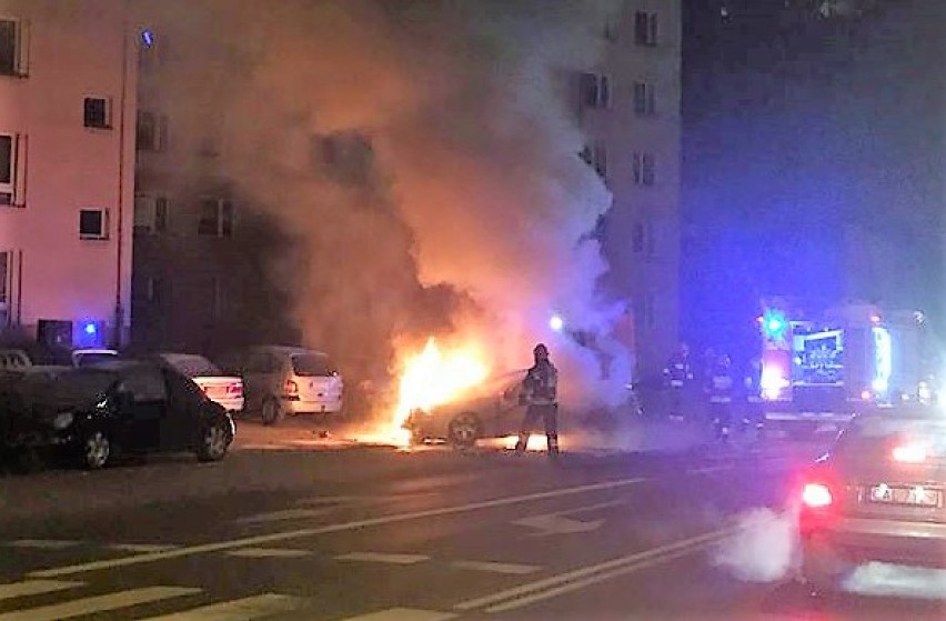 Pożar taksówki na ulicy Wroniej we Włocławku [zdjęcia, wideo]
