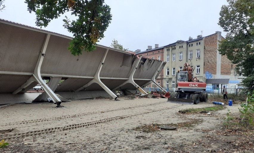 Inowrocław. Rozpoczyna się budowa centrum handlowego Vendo Park. Na placu d. dworca PKS rozebrano wiatę przystankową [zdjęcia]