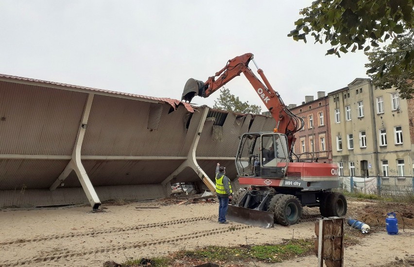 Inowrocław. Rozpoczyna się budowa centrum handlowego Vendo Park. Na placu d. dworca PKS rozebrano wiatę przystankową [zdjęcia]